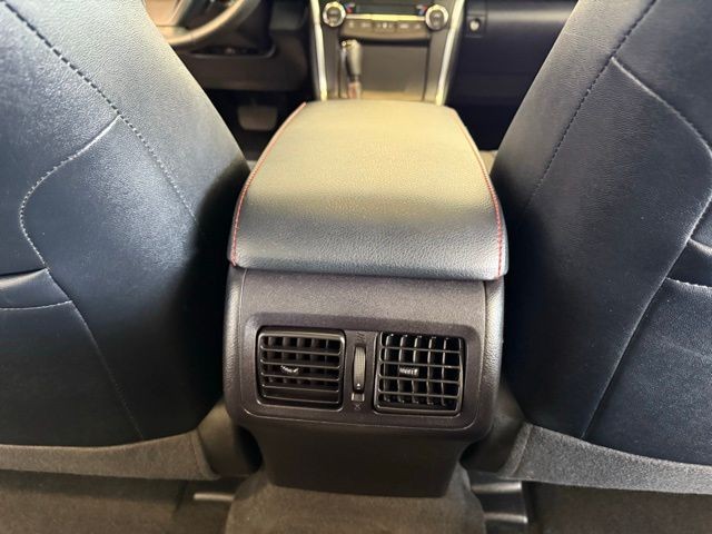 Toyota Camry Vehicle Full-screen Gallery Image 23