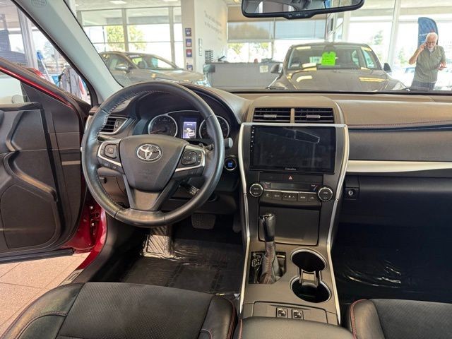 Toyota Camry Vehicle Full-screen Gallery Image 24