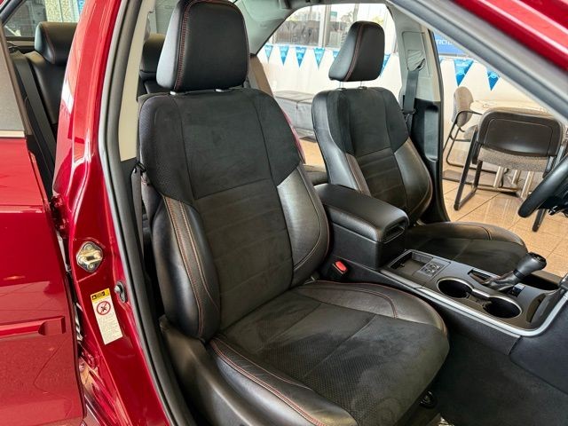 Toyota Camry Vehicle Full-screen Gallery Image 25