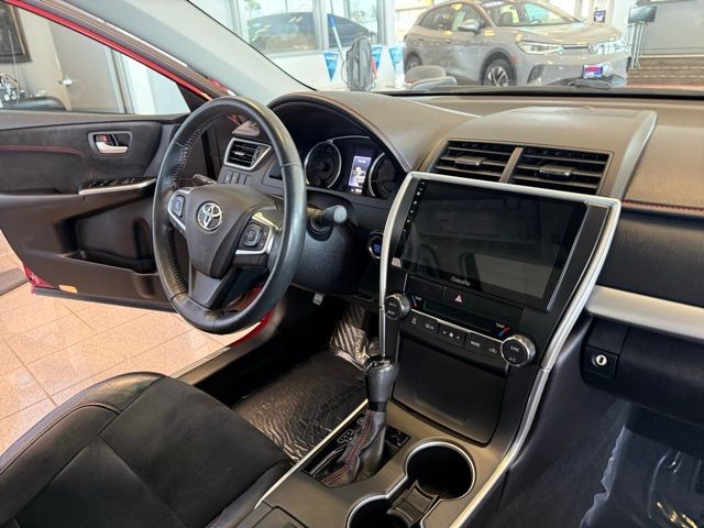 Toyota Camry Vehicle Full-screen Gallery Image 27