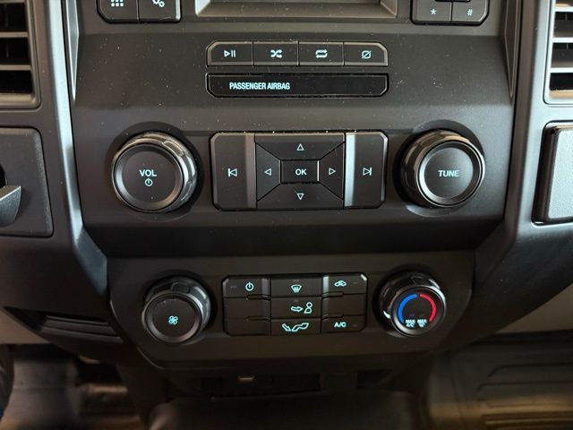 Ford F-150 Vehicle Full-screen Gallery Image 15