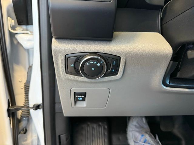 Ford F-150 Vehicle Full-screen Gallery Image 18