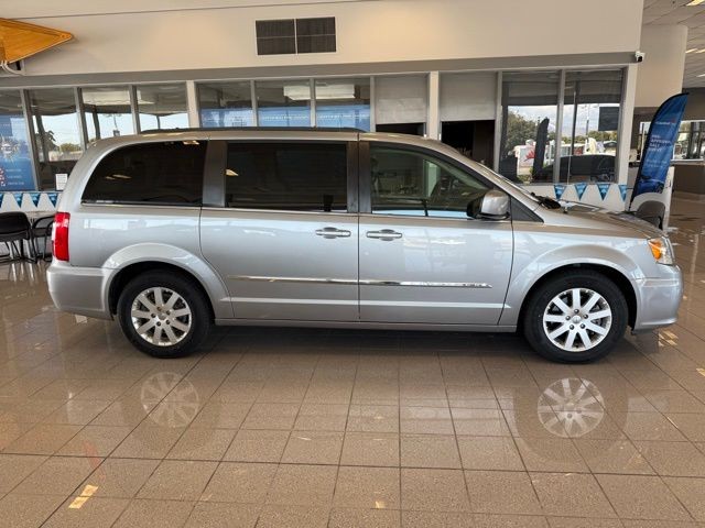 Chrysler Town & Country Vehicle Full-screen Gallery Image 02