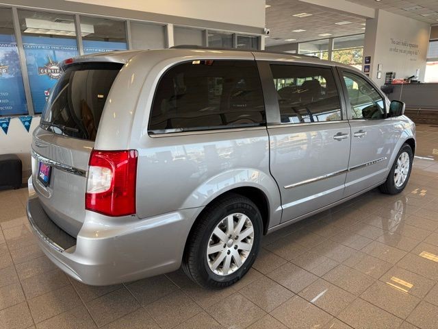Chrysler Town & Country Vehicle Full-screen Gallery Image 03