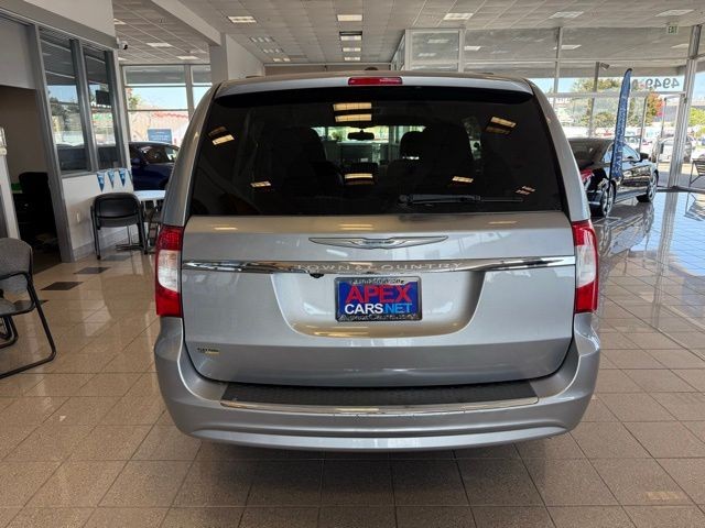 Chrysler Town & Country Vehicle Full-screen Gallery Image 04