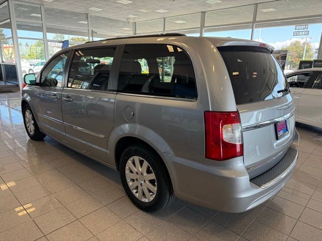 Chrysler Town & Country Vehicle Full-screen Gallery Image 05