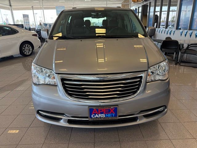 Chrysler Town & Country Vehicle Full-screen Gallery Image 07