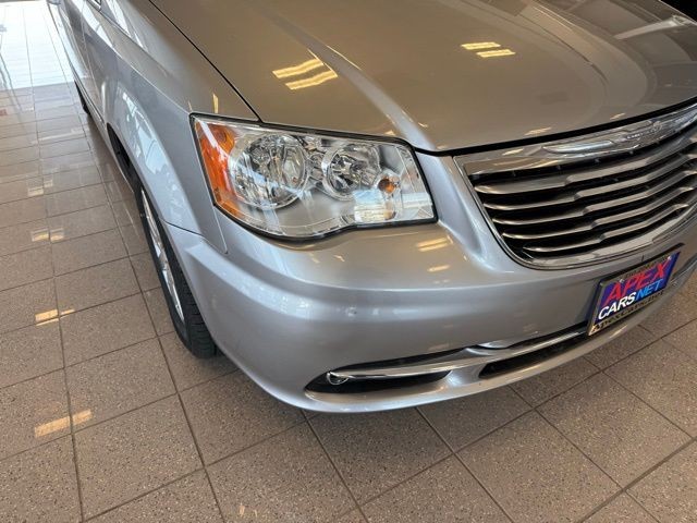 Chrysler Town & Country Vehicle Full-screen Gallery Image 08