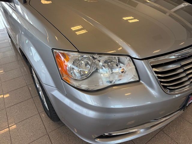 Chrysler Town & Country Vehicle Full-screen Gallery Image 09