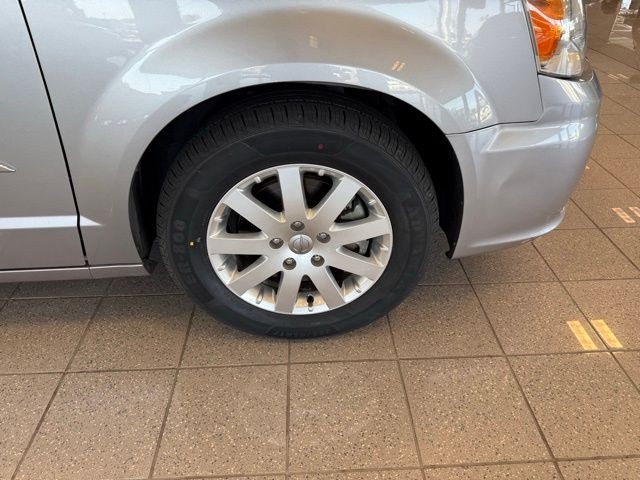 Chrysler Town & Country Vehicle Full-screen Gallery Image 10