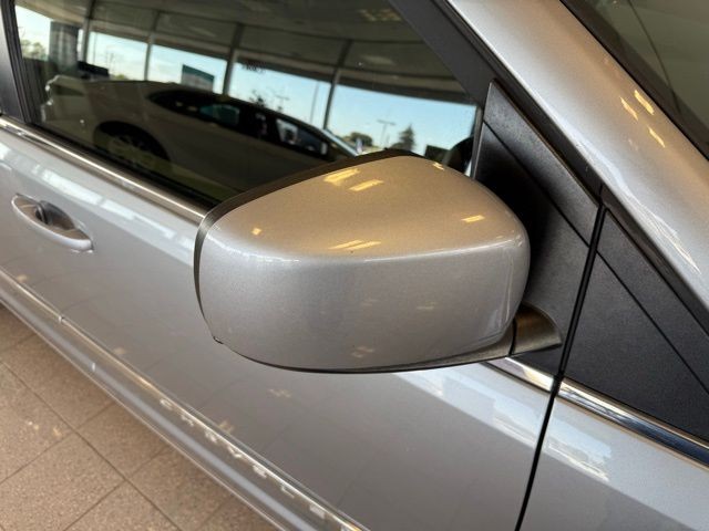 Chrysler Town & Country Vehicle Full-screen Gallery Image 11