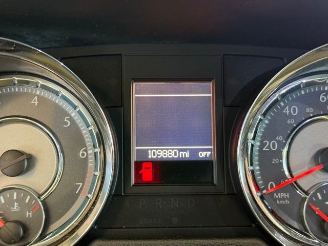 Chrysler Town & Country Vehicle Full-screen Gallery Image 12