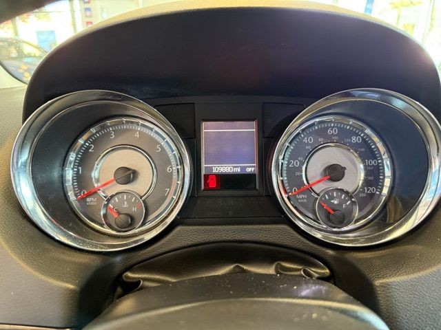 Chrysler Town & Country Vehicle Full-screen Gallery Image 13