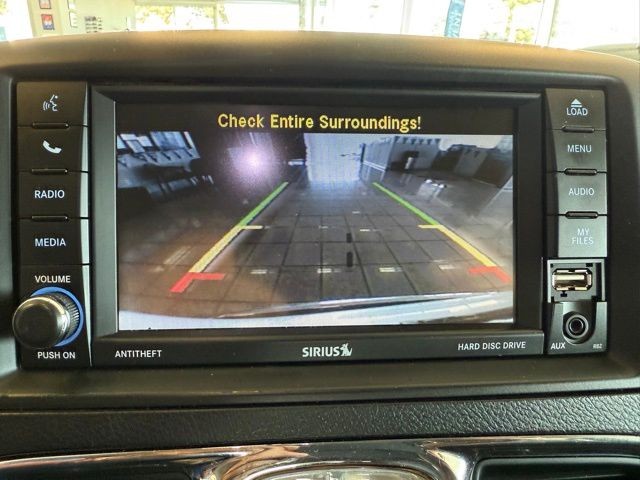 Chrysler Town & Country Vehicle Full-screen Gallery Image 14