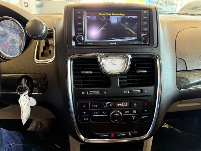 Chrysler Town & Country Vehicle Full-screen Gallery Image 15