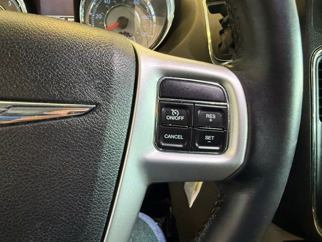 Chrysler Town & Country Vehicle Full-screen Gallery Image 16