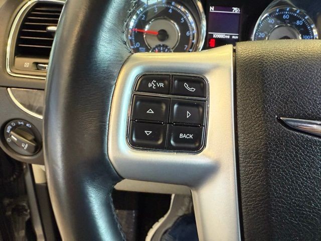 Chrysler Town & Country Vehicle Full-screen Gallery Image 17