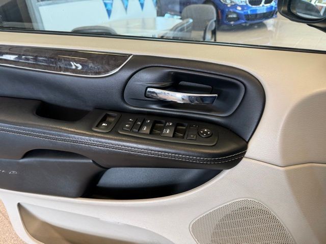 Chrysler Town & Country Vehicle Full-screen Gallery Image 18