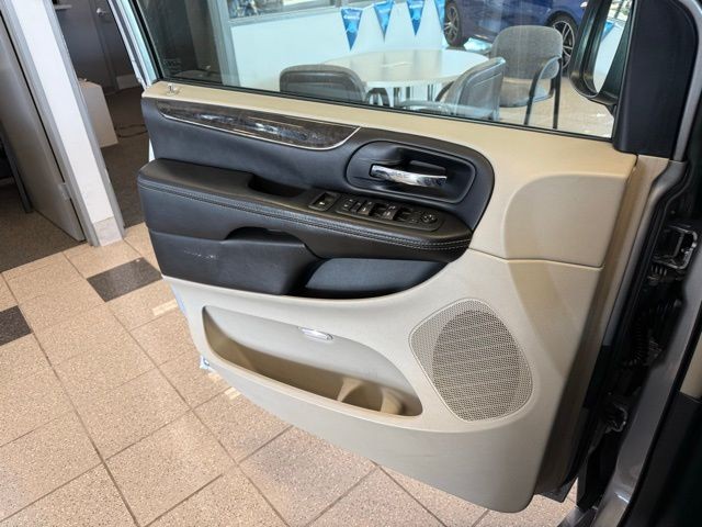 Chrysler Town & Country Vehicle Full-screen Gallery Image 19