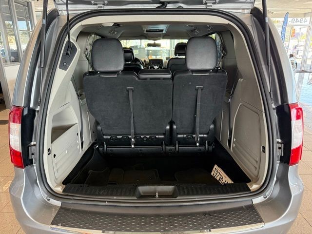 Chrysler Town & Country Vehicle Full-screen Gallery Image 20