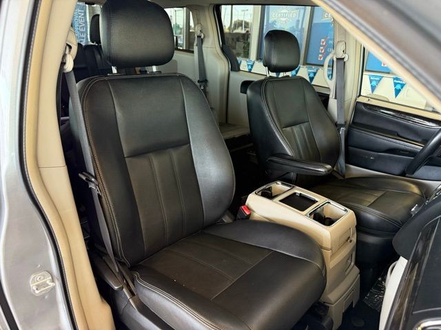 Chrysler Town & Country Vehicle Full-screen Gallery Image 21