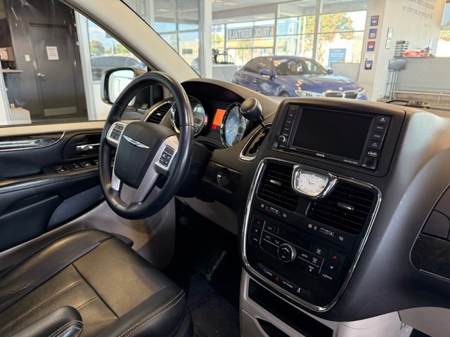 Chrysler Town & Country Vehicle Full-screen Gallery Image 22