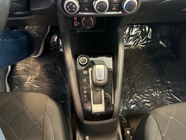 Nissan Kicks Vehicle Full-screen Gallery Image 16