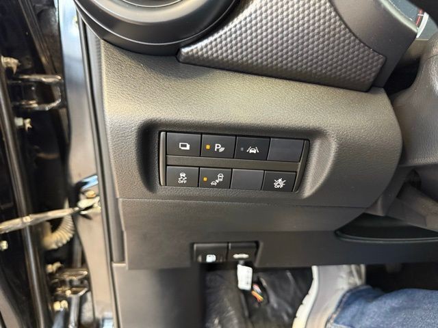 Nissan Kicks Vehicle Full-screen Gallery Image 19