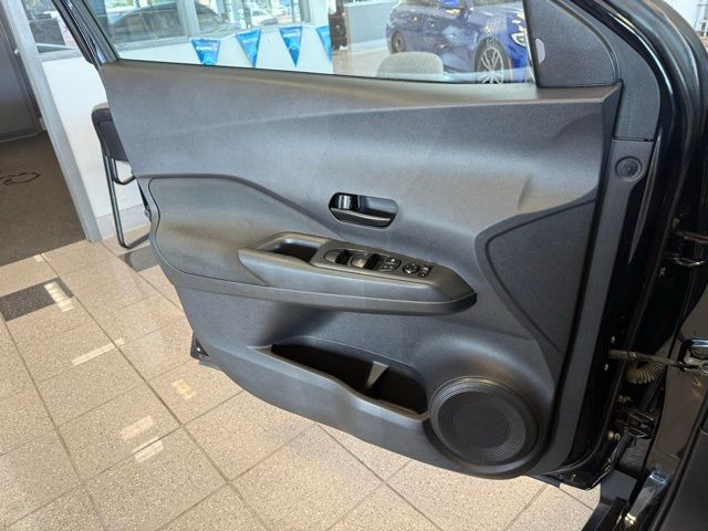 Nissan Kicks Vehicle Full-screen Gallery Image 21