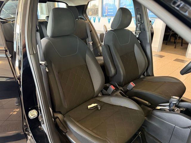 Nissan Kicks Vehicle Full-screen Gallery Image 26