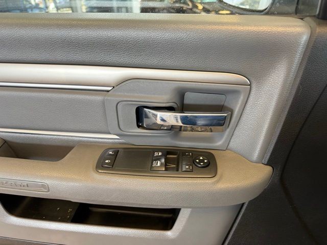 Ram 1500 Classic Vehicle Full-screen Gallery Image 18