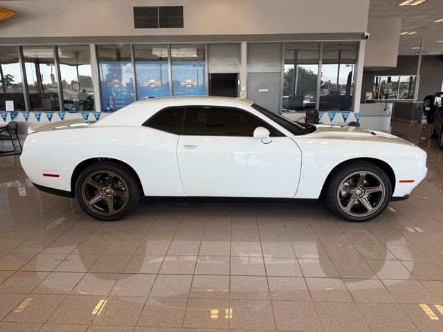 Dodge Challenger Vehicle Full-screen Gallery Image 02