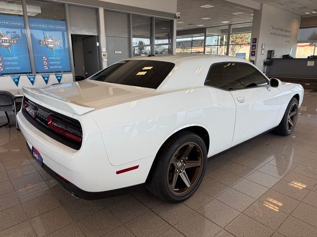 Dodge Challenger Vehicle Full-screen Gallery Image 03