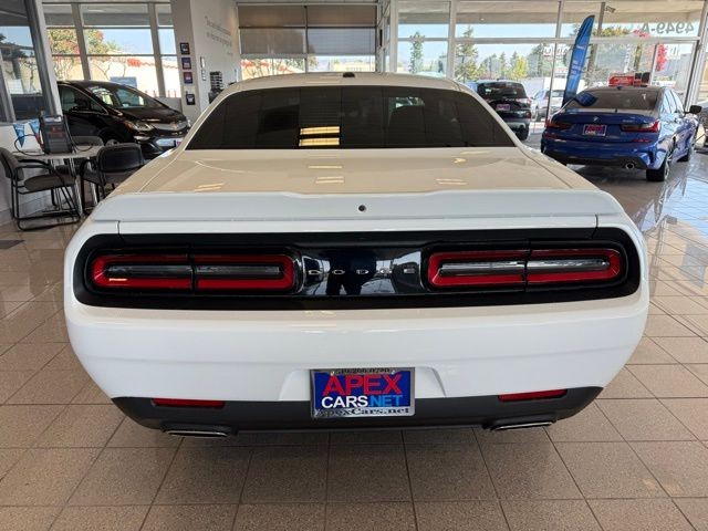 Dodge Challenger Vehicle Full-screen Gallery Image 04