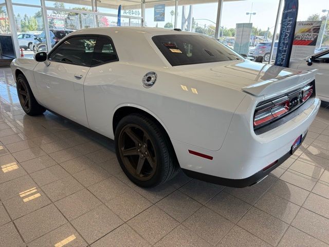 Dodge Challenger Vehicle Full-screen Gallery Image 05