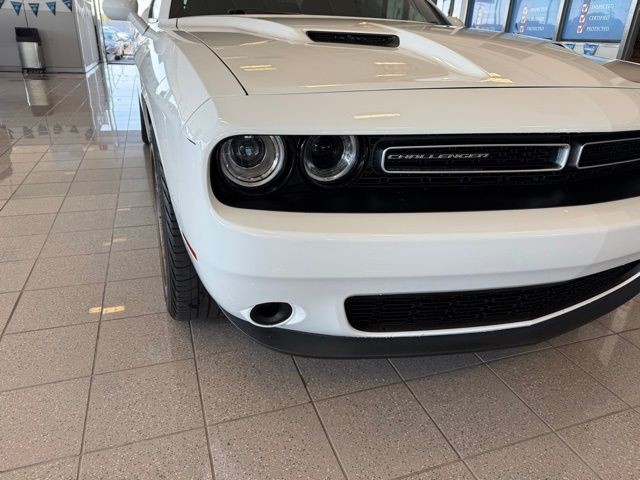 Dodge Challenger Vehicle Full-screen Gallery Image 08