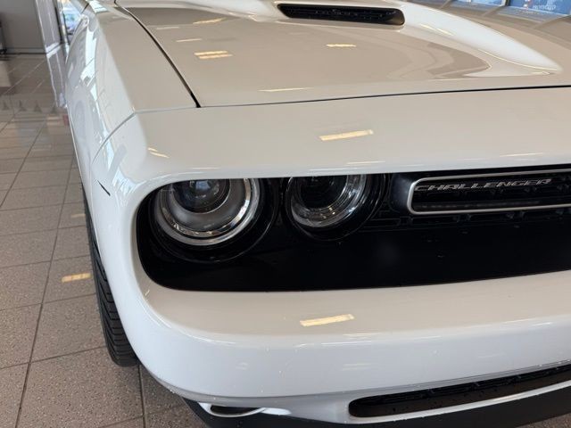 Dodge Challenger Vehicle Full-screen Gallery Image 09