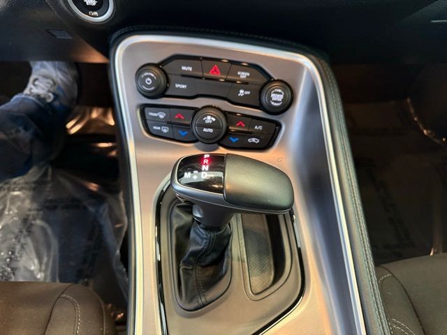 Dodge Challenger Vehicle Full-screen Gallery Image 15