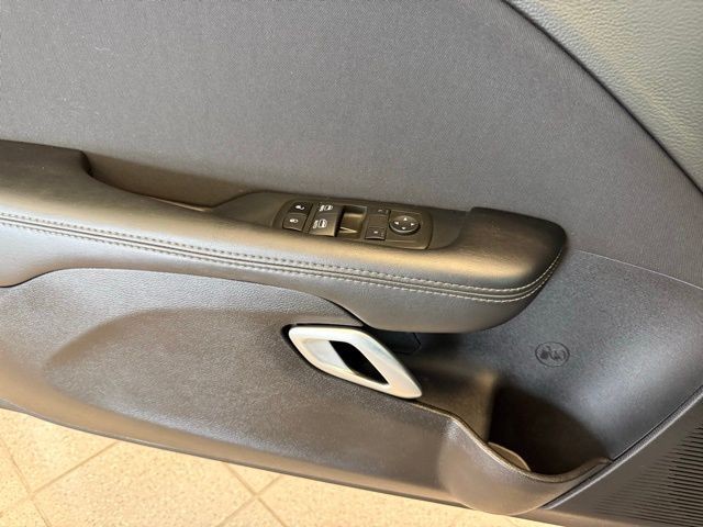 Dodge Challenger Vehicle Full-screen Gallery Image 18