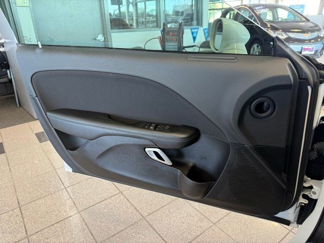 Dodge Challenger Vehicle Full-screen Gallery Image 19