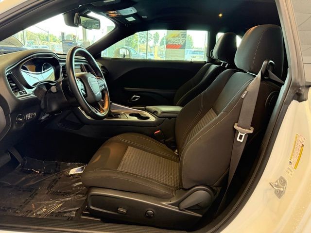 Dodge Challenger Vehicle Full-screen Gallery Image 20