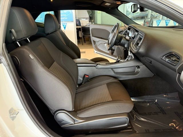 Dodge Challenger Vehicle Full-screen Gallery Image 22