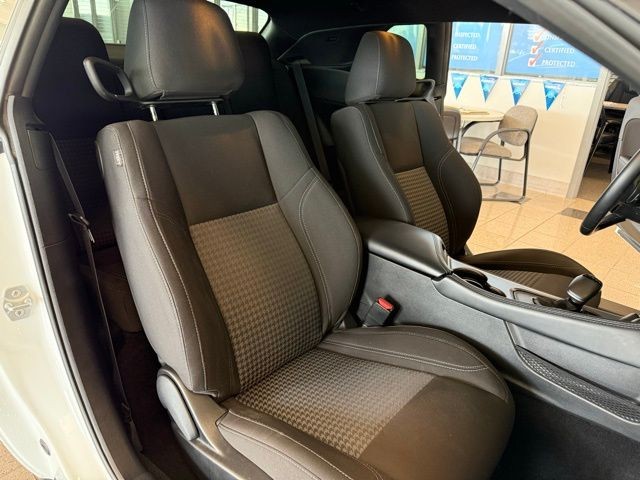 Dodge Challenger Vehicle Full-screen Gallery Image 23