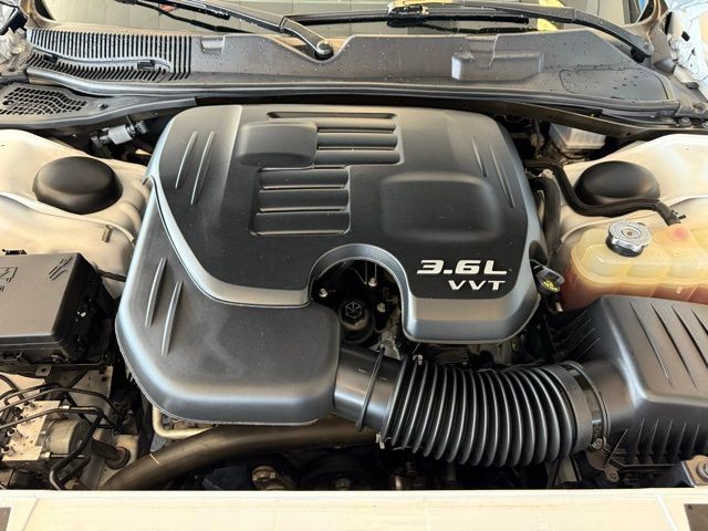 Dodge Challenger Vehicle Full-screen Gallery Image 25