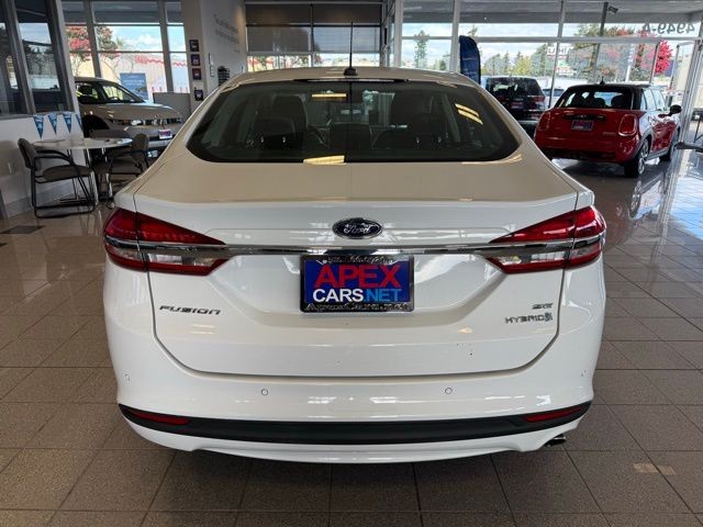 Ford Fusion Hybrid Vehicle Full-screen Gallery Image 04