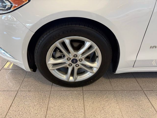 Ford Fusion Hybrid Vehicle Full-screen Gallery Image 10