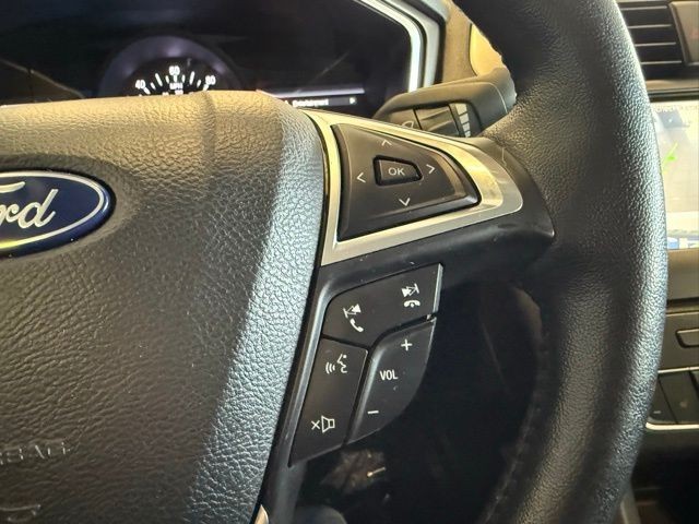 Ford Fusion Hybrid Vehicle Full-screen Gallery Image 16