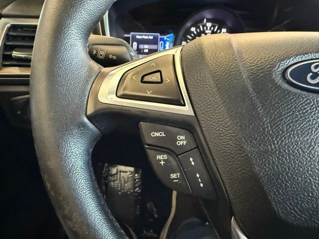 Ford Fusion Hybrid Vehicle Full-screen Gallery Image 17