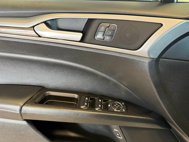 Ford Fusion Hybrid Vehicle Full-screen Gallery Image 18