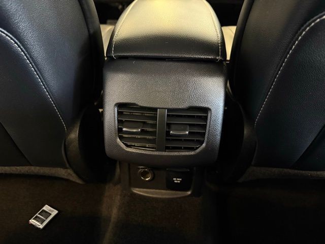 Ford Fusion Hybrid Vehicle Full-screen Gallery Image 22